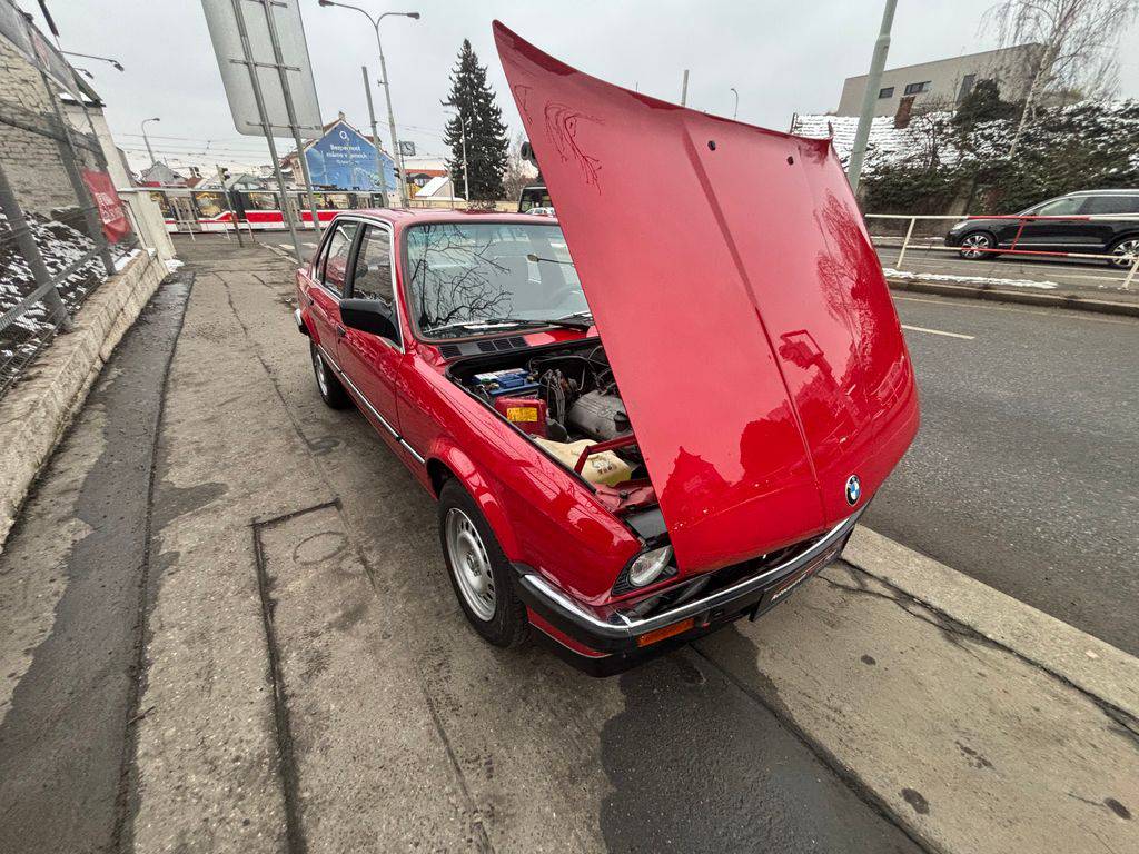 BMW 318 E30-318i/1986/2.maj. garážován