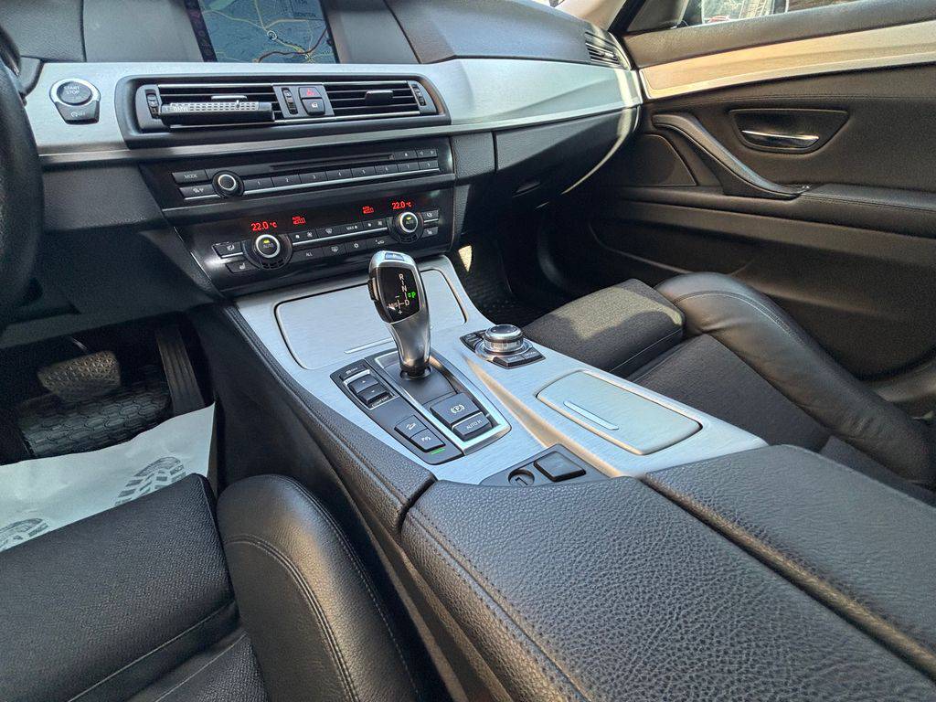 BMW 530 530d xDrive/2012/S.KNIHA-ZÁRUK