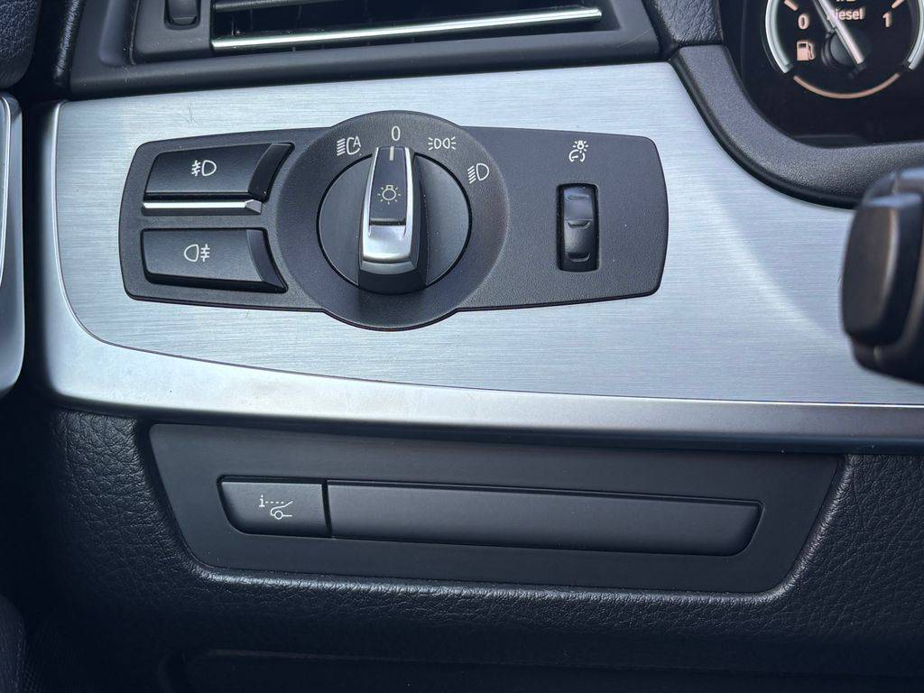 BMW 530 530d xDrive/2012/S.KNIHA-ZÁRUK